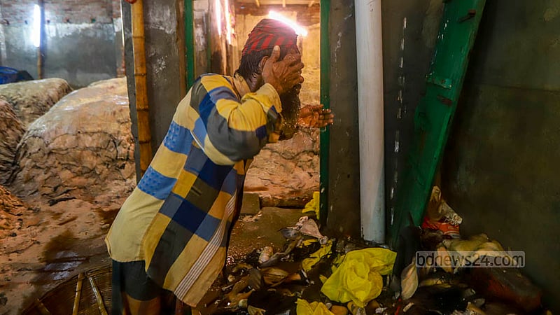 পুরান ঢাকার পোস্তা এলাকায় কাঁচা চামড়া আড়তে পৌঁছে দেওয়ার কাজ করে ক্লান্ত এ শ্রমিক মুখে পানি দিচ্ছেন।&amp;nbsp;ছবি: তাওহীদুজ্জামান তপু