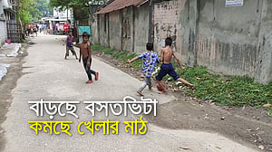 মাঠ ‘না থাকায়’ সড়কেই খেলে শিশুরা!