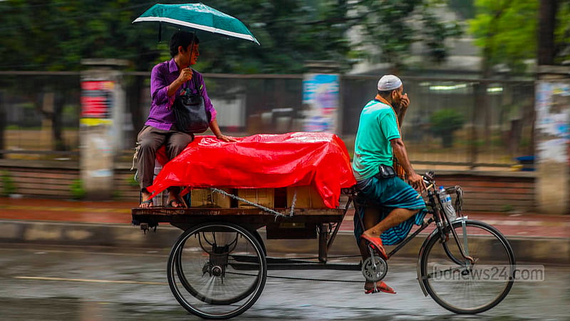 ঢাকা বিশ্ববিদ্যালয়ের টিএসসি এলাকায় বৃহস্পতিবার গুঁড়িগুঁড়ি বৃষ্টিতে ভোগান্তিতে পড়েন কর্মব্যস্ত মানুষ।&amp;nbsp;ছবি: তাওহীদুজ্জামান তপু