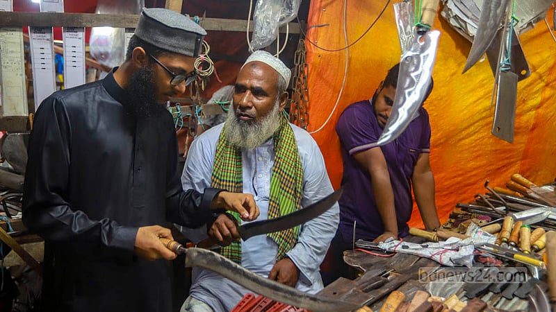 ঢাকার কারওয়ান বাজারে কামারের দোকান থেকে কোরবানির পশু জবাইয়ের ছুরি-চাকুসহ অন্যান্য সরঞ্জাম সংগ্রহ করছেন ক্রেতারা।&amp;nbsp;ছবি: তাওহীদুজ্জামান তপু