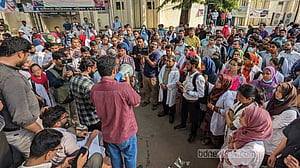 বিএসএমএমইউর পোস্ট গ্র্যাজুয়েট চিকিৎসকরা কর্মবিরতিতে যাচ্ছেন
