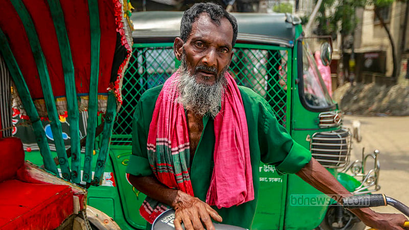 ঢাকার মোহাম্মদপুর বাসস্ট্যান্ডে বুধবার দুপুরে তীব্র গরমে হাঁপিয়ে উঠেছেন এই রিকশাচালক।&amp;nbsp;ছবি: তাওহীদুজ্জামান তপু
