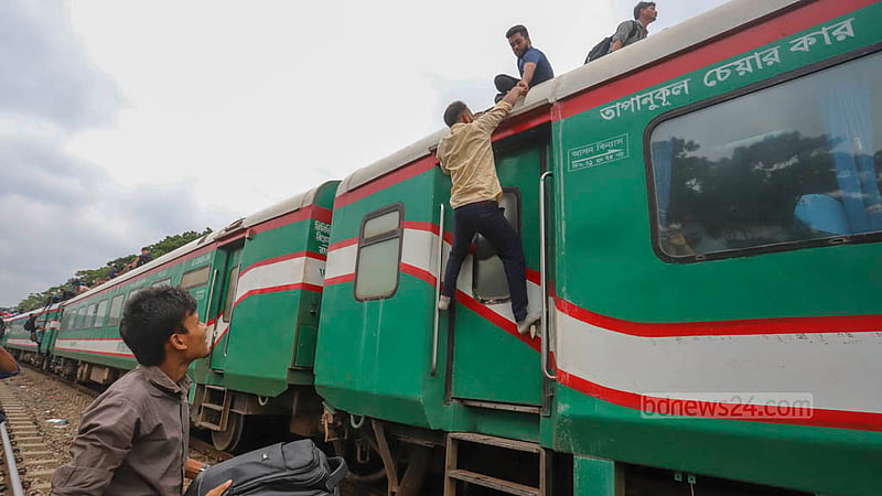 ট্রেনের ছাদে ভ্রমণ নিষেধ, তবে ভেতরে জায়গা না পেয়ে জীবনের ঝুঁকি নিয়ে ঢাকার বিমানবন্দর রেল স্টেশনে মঙ্গলবার অনেকে উঠে পড়েন ছাদে। ছবি: আসিফ মাহমুদ অভি
