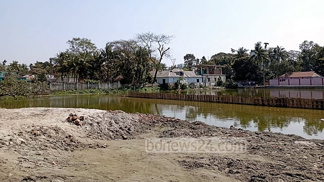কুমিল্লায় শতবর্ষী পুকুর ভরাট, পরিবেশ অধিদপ্তরের মামলা