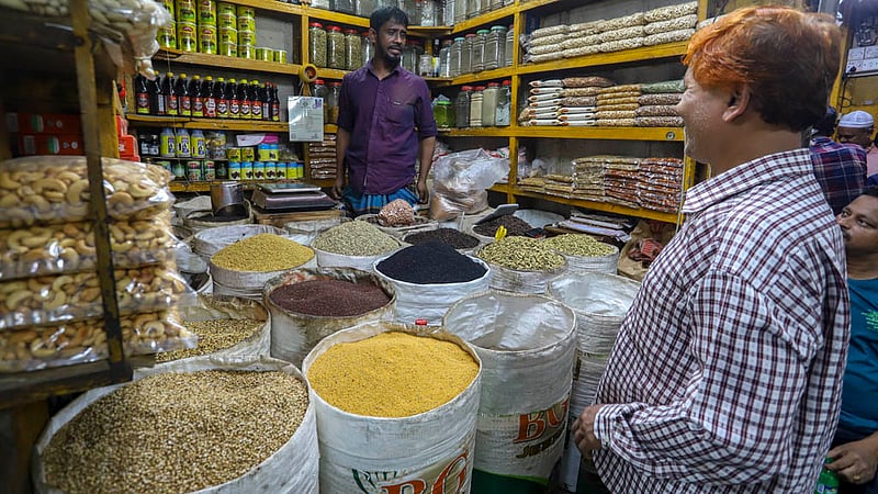 ঢাকার কারওয়ান বাজারে শনিবার পাইকারি দোকান থেকে মসলা কিনছেন ক্রেতা। ছবি: আসিফ মাহমুদ অভি