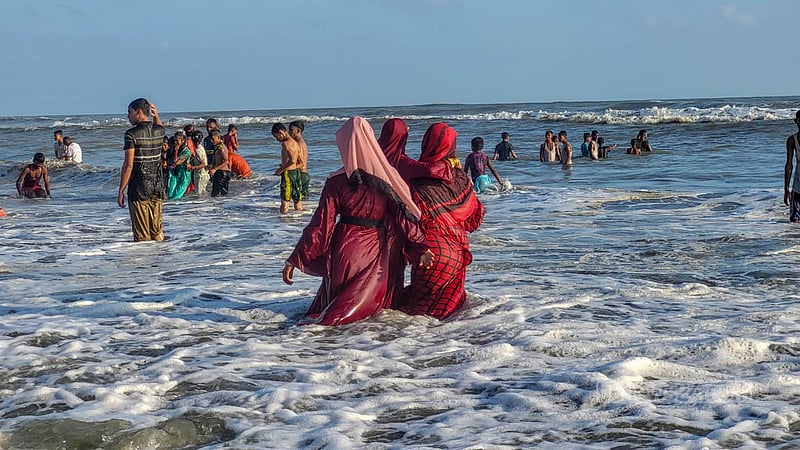 ঈদের ছুটিতে কক্সবাজার সমুদ্র সৈকতে পর্যটকদের উচ্ছ্বাস।&amp;nbsp;ছবি:&amp;nbsp;শাফাত রহমান