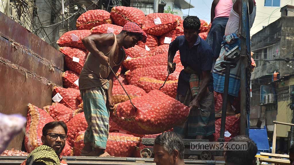 ভারতে বৃষ্টি-বন্যার খবরে দেশে পেঁয়াজের বাজারে ফের অস্থিরতা