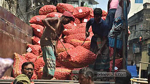 ভারতে বৃষ্টি-বন্যার খবরে দেশে পেঁয়াজের বাজারে ফের অস্থিরতা
