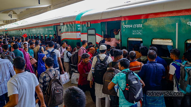 কমলাপুর রেলওয়ে স্টেশনে সোমবার ঘরমুখো মানুষের ভিড়।&amp;nbsp;ছবি: মাহমুদ জামান অভি