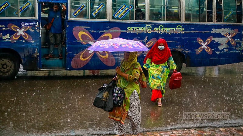 ঢাকার মোহাম্মদপুরে শুক্রবার মুষলধারে বৃষ্টি শুরু হলে ছাতা হাতে পথ চলেন এক নারী।&amp;nbsp;ছবি: তাওহীদুজ্জামান তপু