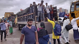 ঝুঁকি নিয়ে খোলা ট্রাক-পিকআপে ছুটছে ঘরমুখো মানুষ