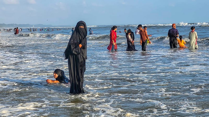 ঈদের ছুটিতে কক্সবাজার সমুদ্র সৈকতে পর্যটকদের উচ্ছ্বাস। ছবি:&amp;nbsp;শাফাত রহমান