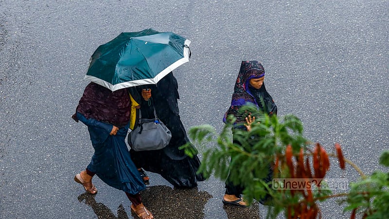 ঝিরিঝিরি বৃষ্টি থামার লক্ষণ না থাকায় সোমবার ঢাকার ধানমণ্ডিতে ছাতা মাথায় গন্তবের পথে নেমে পড়েন অনেকে।&amp;nbsp;ছবি: মাহমুদ জামান অভি