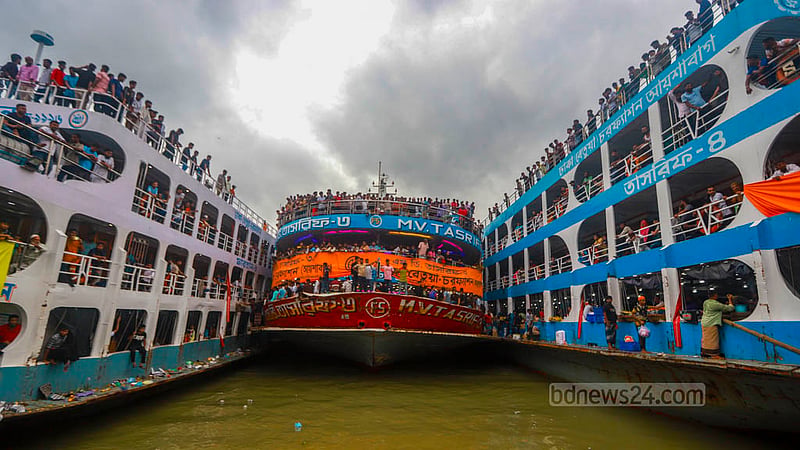 সদরঘাট টার্মিনাল থেকে অতিরিক্ত যাত্রী বোঝাই একটি লঞ্চ ছেড়ে যাচ্ছে চরফ্যাশনের উদ্দেশ্যে।&amp;nbsp;ছবি: তাওহীদুজ্জামান তপু
