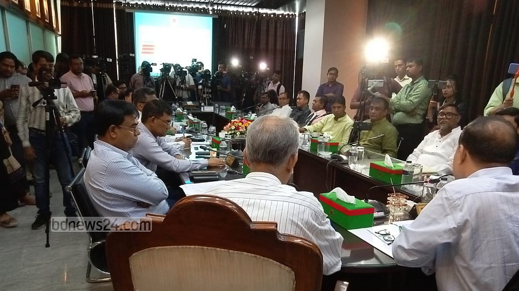 ঢাকা-১৭: নৌকার প্রার্থী না আসায় সিইসির উষ্মা, অনিয়মে কঠোর হুঁশিয়ারি