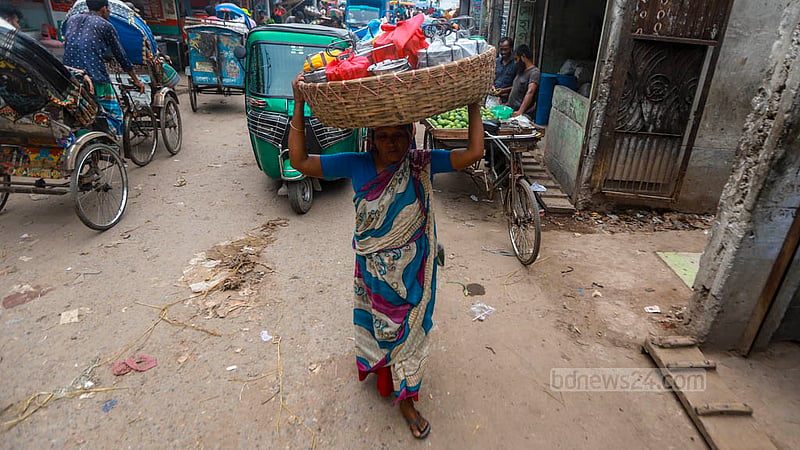 দীর্ঘদিন ধরে ইসলামপুরের দোকানিদের খাবার পৌঁছে দেওয়ার কাজ করেন ফারজানা বেগম। সোয়ারিঘাটে নৌকা থেকে নেমে হেঁটেই দোকানে দোকানে খাবার পৌঁছে দেন তিনি।&amp;nbsp;ছবি: তাওহীদুজ্জামান তপু
