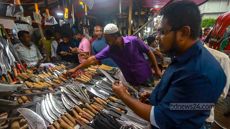 ঢাকার কারওয়ান বাজারে কামারের দোকান থেকে কোরবানির পশু জবাইয়ের ছুরি-চাকুসহ অন্যান্য সরঞ্জাম সংগ্রহ করছেন ক্রেতারা।&amp;nbsp;ছবি: তাওহীদুজ্জামান তপু