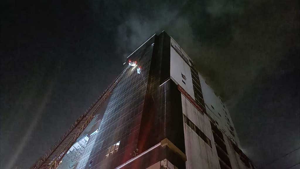 শ্যামলীর আগুন নিয়ন্ত্রণে, একজনের লাশ উদ্ধার