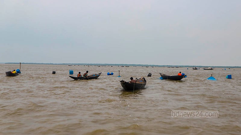 জোয়ার শুরু হলে সুতারখালী নদীতে নৌকা নিয়ে নেমে পড়েন খুলনার দাকোপের জেলেরা। অন্যান্য মাছের পাশাপাশি গলদা ও বাগদার রেণু সংগ্রহেই মনযোগ বেশি থাকে তাদের।&amp;nbsp;ছবি: তাওহীদুজ্জামান তপু