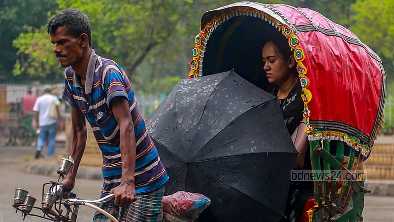 ঢাকার টিএসসি এলাকায় বৃহস্পতিবার গুঁড়িগুঁড়ি বৃষ্টি শুরু হলে ছাতা ব্যবহার করতে দেখা যায় রিকশা যাত্রীদের।&amp;nbsp;ছবি: তাওহীদুজ্জামান তপু
