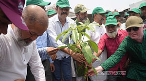 প্রতিশ্রুতি রাখতে গাছ লাগালেন মেয়র, বড় করতে চাইলেন সহযোগিতা