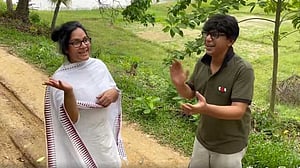 বৃষ্টিতে ‘হঠাৎ অবসর’, শুটিংয়ে প্রাণ দিল চঞ্চল-খুশির গান