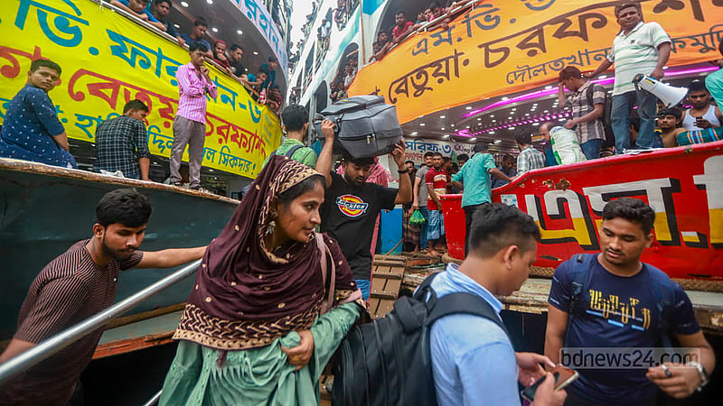 সদরঘাট লঞ্চ টার্মিনালে মঙ্গলবার একটি লঞ্চে উপচে পড়া ভিড় দেখে নেমে আসছেন কেউ কেউ।&amp;nbsp;ছবি: তাওহীদুজ্জামান তপু