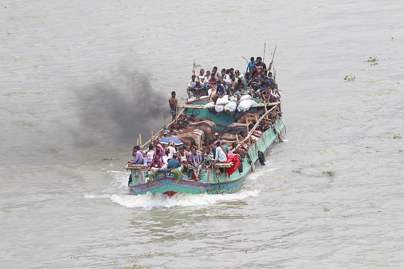ঢাকার পোস্তগোলা পশুর হাটে নৌপথে গরু আনছেন ব্যাপারীরা। সোমবার বুড়িগঙ্গা নদীতে এমন চিত্র দেখা গেছে।