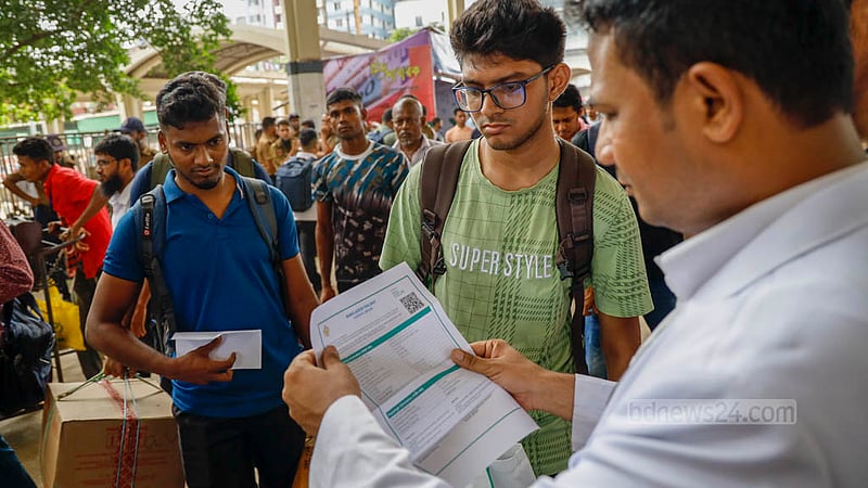 কমলাপুর রেলওয়ে স্টেশনের বাইরে বাঁশ দিয়ে বানানো হয়েছে প্রবেশপথ, টিকেট ছাড়া ঢুকতে দেওয়া হচ্ছে না কাউকেই।&amp;nbsp;ছবি: মাহমুদ জামান অভি