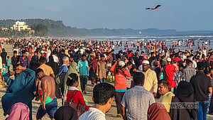 ঈদে কক্সবাজার সৈকতে ভিড়