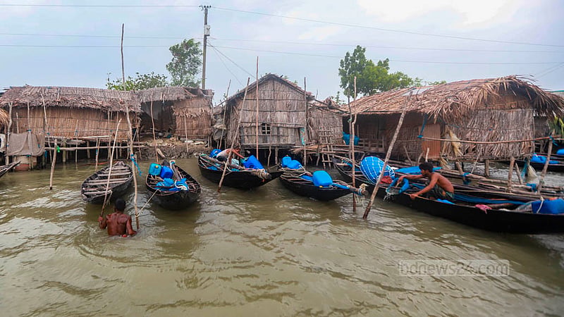 খুলনার দাকোপে সুতারখালী নদীতে মাছ ধরে ফিরে আসা জেলেরা পরের দিনের প্রস্তুতি নিচ্ছেন।&amp;nbsp;ছবি: তাওহীদুজ্জামান তপু