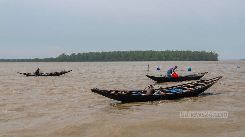 জোয়ার শুরু হলে সুতারখালী নদীতে নৌকা নিয়ে নেমে পড়েন খুলনার দাকোপের জেলেরা। অন্যান্য মাছের পাশাপাশি গলদা ও বাগদার রেণু সংগ্রহেই মনযোগ বেশি থাকে তাদের।&amp;nbsp;ছবি: তাওহীদুজ্জামান তপু