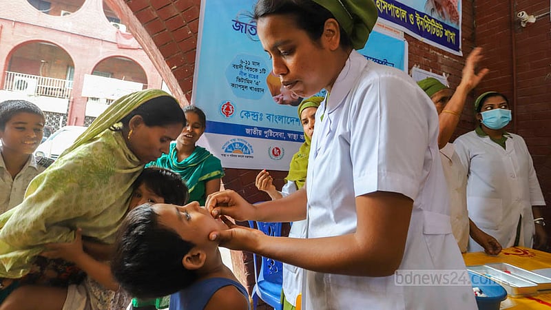 সারা দেশে শুরু হয়েছে ভিটামিন ‘এ প্লাস’ খাওয়ানোর কর্মসূচি;ঢাকার শিশু হাসপাতালে ভিটামিন ‘এ’ ক্যাপসুল খাওয়ানো হচ্ছে এক শিশুকে। ছবি: আসিফ মাহমুদ অভি