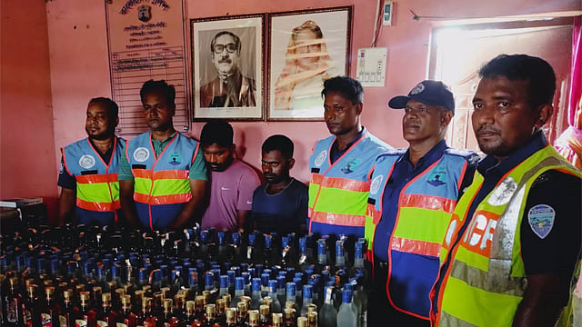নেত্রকোণায় হাওরে নৌকা থেকে ২৫০ বোতল মদ জব্দ, গ্রেপ্তার ২