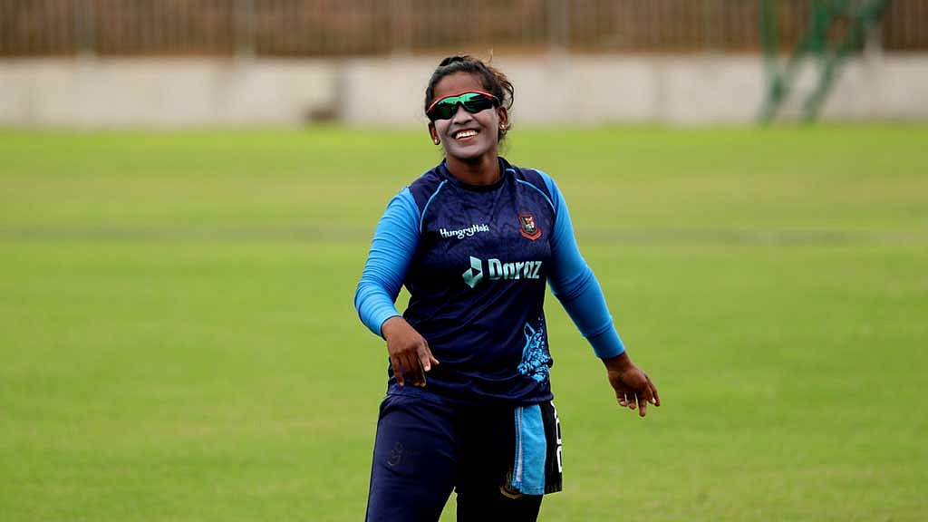 সুমার ৭ রানে ৫ উইকেট, রুমানার টানা ৫ মেডেন
