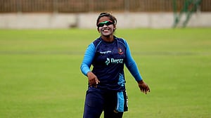সুমার ৭ রানে ৫ উইকেট, রুমানার টানা ৫ মেডেন