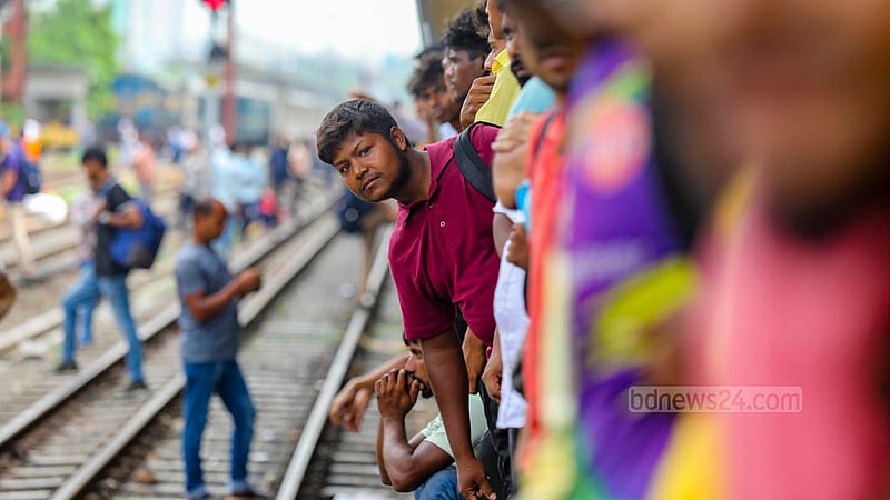 কমলাপুর রেলওয়ে স্টেশন সোমবার ট্রেনের অপেক্ষায় যাত্রীরা।&amp;nbsp;ছবি: মাহমুদ জামান অভি