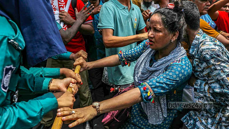 অবস্থান কর্মসূচিতে অংশ নেওয়া প্রতিবন্ধী ব্যক্তিরা ঢাকার শাহবাগ থেকে রোববার প্রধানমন্ত্রীর কার্যালয় অভিমুখে যাত্রা শুরু করলে পুলিশি বাধার মুখে পড়েন।