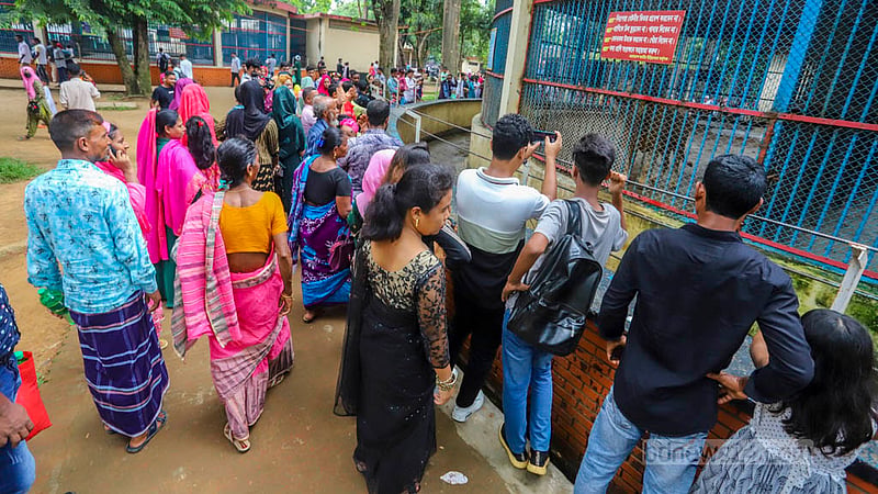 ঢাকায় জাতীয় চিড়িয়াখানায় ঈদের পরদিন সিংহের খাঁচার সামনে দর্শনার্থীরা। ছবি: আসিফ মাহমুদ অভি