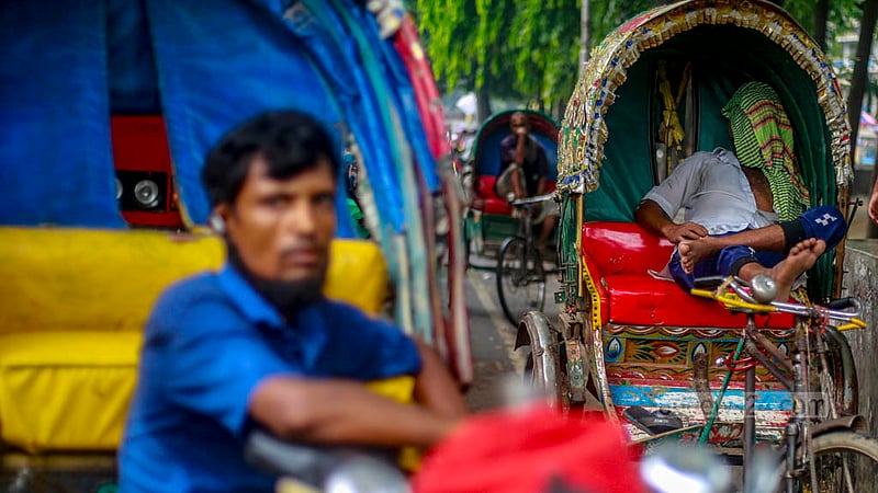 ঢাকা বিশ্ববিদ্যালয়ের টিএসসি এলাকায় বৃহস্পতিবার গুঁড়িগুঁড়ি বৃষ্টি স্বস্তি দিতে পারেনি রিকশা চালকদের।&amp;nbsp;ছবি: তাওহীদুজ্জামান তপু