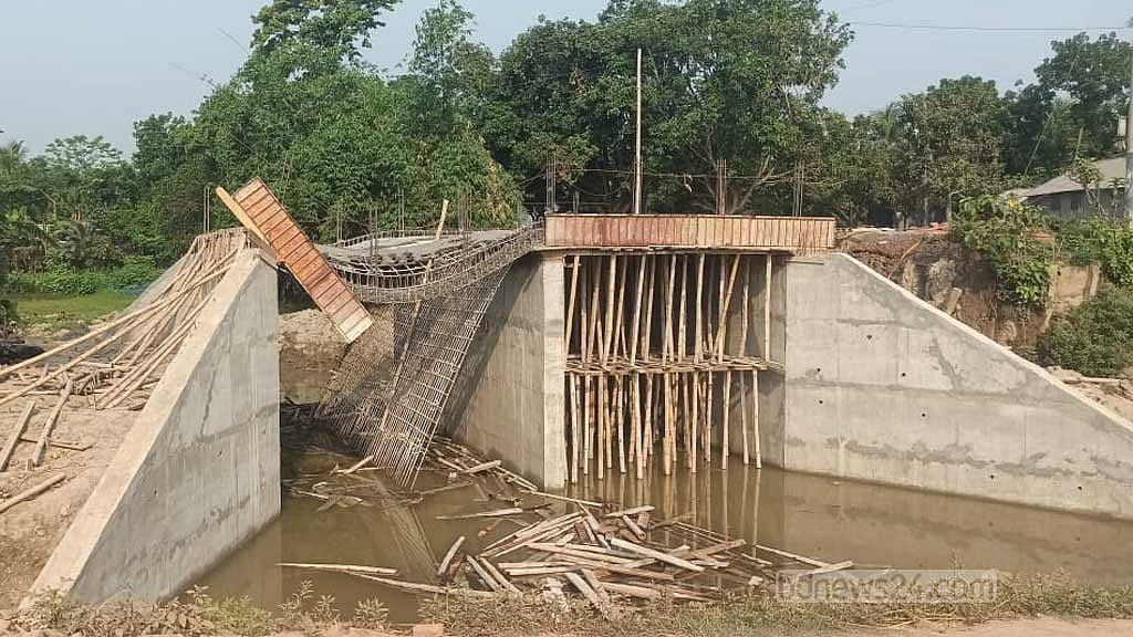 রাজবাড়ীতে ঢালাইয়ের সময় ধসে পড়ল সেতু, স্থানীয়দের বিস্তর অভিযোগ