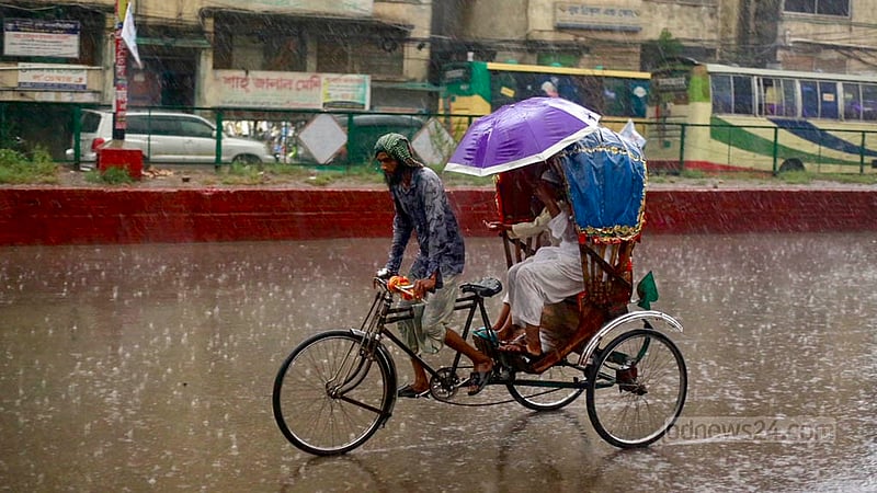 তীব্র তাপদাহের পর শুক্রবার সকাল থেকেই ছিল বৃষ্টি। বৃষ্টি ঝরেছে মুষলধারে, কখনও হয়েছে গুঁড়িগুঁড়ি।&amp;nbsp;ছবি: তাওহীদুজ্জামান তপু