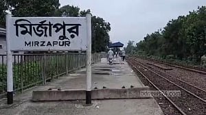 টাঙ্গাইলে চলন্ত ট্রেনের ছাদ থেকে পড়ে নিহত তরুণ, আহত ৩ 