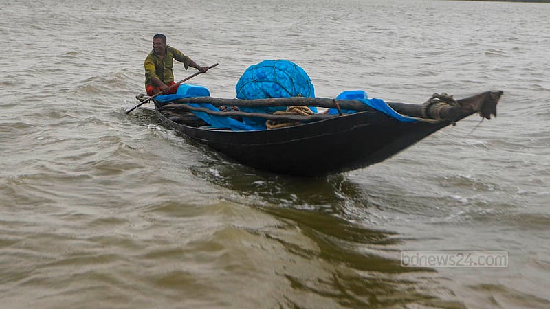 সুতারখালী নদীতে মাছ ধরা ও রেণু সংগ্রহ করে নৌকায় করে ফিরছেন জেলে।&amp;nbsp;ছবি: তাওহীদুজ্জামান তপু