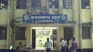 নেত্রকোণা সীমান্ত এলাকা থেকে ভারতীয় রুপিসহ ২ জন আটক