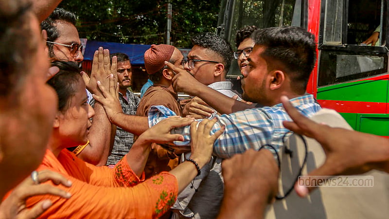 বাস আটকে দেওয়ায় শাহবাগের সড়কে অবস্থানরত প্রতিবন্ধী ব্যক্তিদের সঙ্গে কথা কাটাকাটিতে জড়িয়ে পড়েন ঢাকা বিশ্ববিদ্যালয়ের শিক্ষার্থীরা।&amp;nbsp;ছবি: তাওহীদুজ্জামান তপু