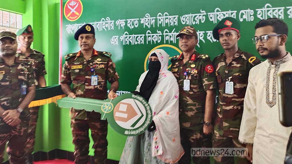বান্দরবানে নিহত সেনাসদস্যের পরিবারকে বাড়ি হস্তান্তর