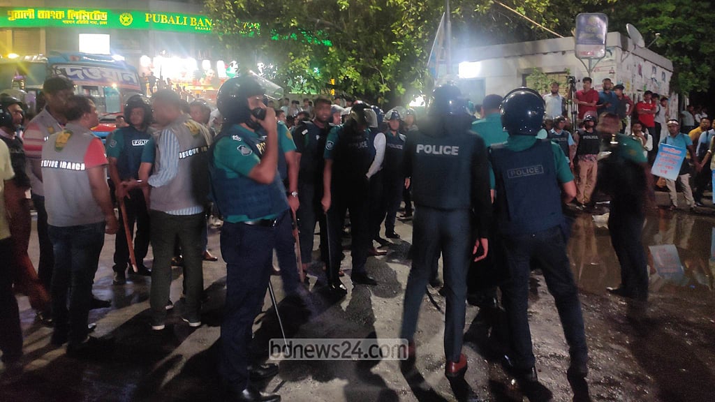 পুলিশের লাঠিপেটায় শাহবাগে চাকরিপ্রত্যাশীদের অবরোধ ভণ্ডুল, কয়েকজন আটক