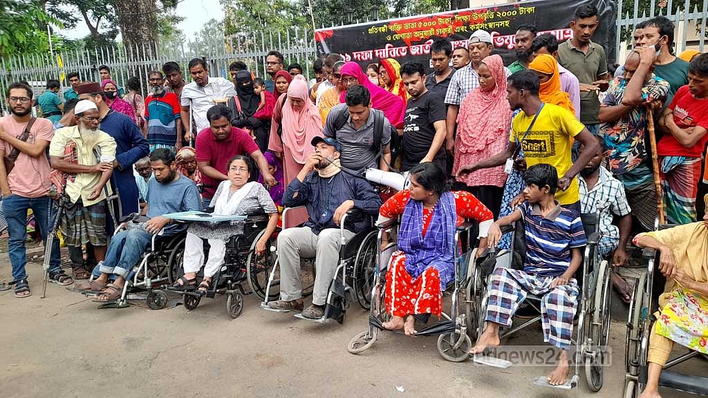 ভাতা বৃদ্ধিসহ ১১ দাবিতে শাহবাগে প্রতিবন্ধীদের অবস্থান