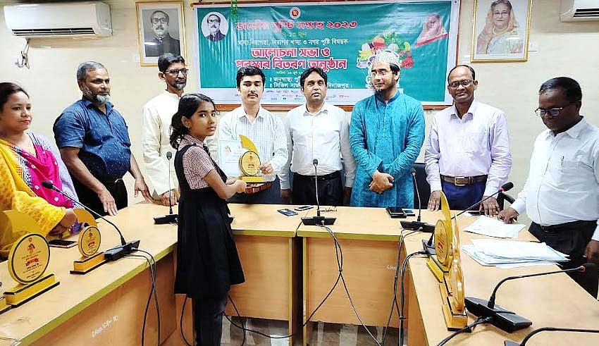 দিনাজপুরে জাতীয় পুষ্টি সপ্তাহ শেষে শিক্ষার্থীদের পুরস্কার